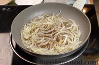 Фото приготовления рецепта: Куриные сердечки, тушенные  с грибами в сливочном соусе - шаг №4
