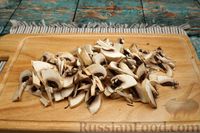 Фото приготовления рецепта: Куриные сердечки, тушенные  с грибами в сливочном соусе - шаг №5