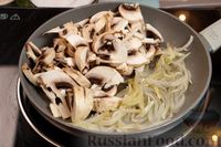 Фото приготовления рецепта: Куриные сердечки, тушенные  с грибами в сливочном соусе - шаг №6