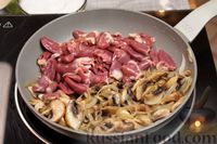 Фото приготовления рецепта: Куриные сердечки, тушенные  с грибами в сливочном соусе - шаг №7