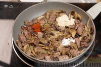 Фото приготовления рецепта: Куриные сердечки, тушенные  с грибами в сливочном соусе - шаг №8