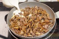 Фото приготовления рецепта: Куриные сердечки, тушенные  с грибами в сливочном соусе - шаг №9