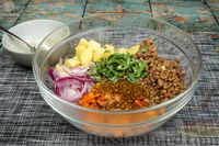 Фото приготовления рецепта: Картофельный салат с тыквой и чечевицей - шаг №12