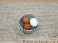 Фото приготовления рецепта: Омлет с варёными яйцами, грибами и сладким перцем - шаг №2