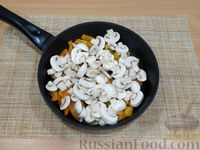 Фото приготовления рецепта: Омлет с варёными яйцами, грибами и сладким перцем - шаг №7
