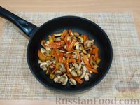 Фото приготовления рецепта: Омлет с варёными яйцами, грибами и сладким перцем - шаг №13