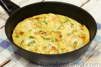 Фото приготовления рецепта: Омлет с варёными яйцами, грибами и сладким перцем - шаг №19