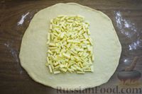 Фото приготовления рецепта: Дрожжевая лепёшка с сырной начинкой и чесночной корочкой (в духовке) - шаг №9
