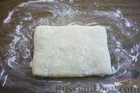 Фото приготовления рецепта: Дрожжевая лепёшка с сырной начинкой и чесночной корочкой (в духовке) - шаг №12
