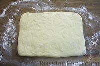 Фото приготовления рецепта: Дрожжевая лепёшка с сырной начинкой и чесночной корочкой (в духовке) - шаг №13