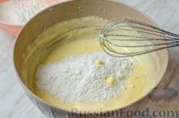 Фото приготовления рецепта: Лимонный кекс с ломтиками лимона в сахарном сиропе - шаг №8