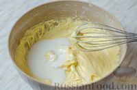 Фото приготовления рецепта: Лимонный кекс с ломтиками лимона в сахарном сиропе - шаг №10