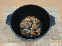 Фото приготовления рецепта: Тушёная капуста с салом и копчёной колбасой - шаг №5