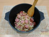 Фото приготовления рецепта: Тушёная капуста с салом и копчёной колбасой - шаг №8