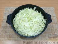 Фото приготовления рецепта: Тушёная капуста с салом и копчёной колбасой - шаг №9