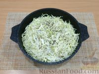 Фото приготовления рецепта: Тушёная капуста с салом и копчёной колбасой - шаг №10