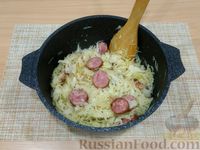 Фото приготовления рецепта: Тушёная капуста с салом и копчёной колбасой - шаг №11