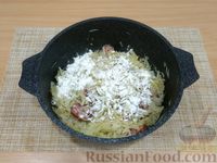 Фото приготовления рецепта: Тушёная капуста с салом и копчёной колбасой - шаг №12