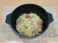 Фото приготовления рецепта: Тушёная капуста с салом и копчёной колбасой - шаг №13