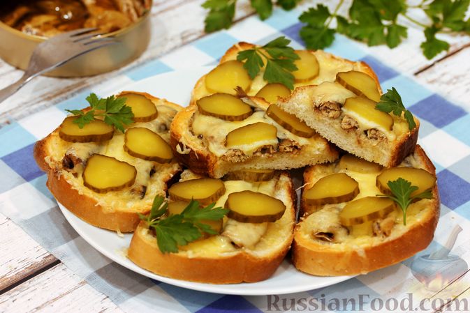 Бутерброды с пряной килькой и соленым огурцом — рецепт с фото