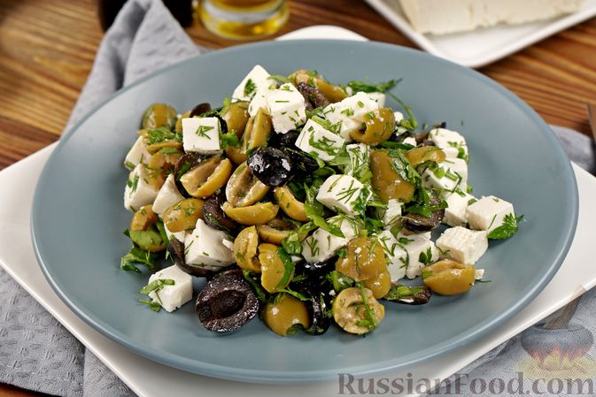 Салат с оливками, крабовыми палочками и сыром