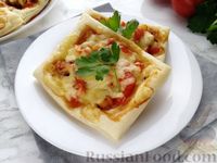 Фото к рецепту: Закусочные слойки с копчёной курицей, помидорами и сладким перцем