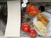 Фото приготовления рецепта: Закусочные слойки с копчёной курицей, помидорами и сладким перцем - шаг №1