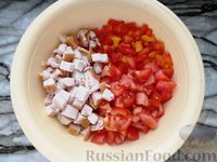 Фото приготовления рецепта: Закусочные слойки с копчёной курицей, помидорами и сладким перцем - шаг №2