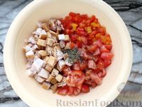 Фото приготовления рецепта: Закусочные слойки с копчёной курицей, помидорами и сладким перцем - шаг №3