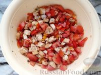 Фото приготовления рецепта: Закусочные слойки с копчёной курицей, помидорами и сладким перцем - шаг №4
