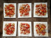 Фото приготовления рецепта: Закусочные слойки с копчёной курицей, помидорами и сладким перцем - шаг №6