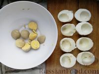 Фото приготовления рецепта: Фаршированные яйца с плавленым сыром и красной рыбой - шаг №3