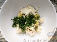 Фото приготовления рецепта: Фаршированные яйца с плавленым сыром и красной рыбой - шаг №5