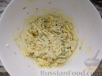 Фото приготовления рецепта: Фаршированные яйца с плавленым сыром и красной рыбой - шаг №6
