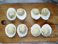 Фото приготовления рецепта: Фаршированные яйца с плавленым сыром и красной рыбой - шаг №7