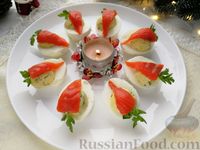Фото приготовления рецепта: Фаршированные яйца с плавленым сыром и красной рыбой - шаг №11