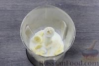 Фото приготовления рецепта: Молочный малиновый коктейль с бананом - шаг №4