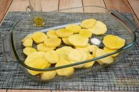 Фото приготовления рецепта: Голени индейки, запечённые с картофелем и помидором - шаг №8