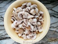 Фото приготовления рецепта: Куриное филе с грибами, запечённое в сметанно-сырном соусе - шаг №2