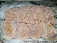 Фото приготовления рецепта: Куриное филе с грибами, запечённое в сметанно-сырном соусе - шаг №6