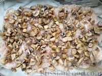 Фото приготовления рецепта: Куриное филе с грибами, запечённое в сметанно-сырном соусе - шаг №7