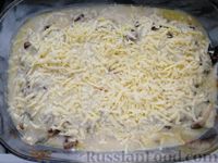 Фото приготовления рецепта: Куриное филе с грибами, запечённое в сметанно-сырном соусе - шаг №17
