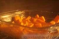Фото приготовления рецепта: Салат со свёклой, запечённой тыквой и брынзой - шаг №4
