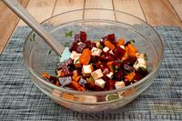 Фото приготовления рецепта: Салат со свёклой, запечённой тыквой и брынзой - шаг №11
