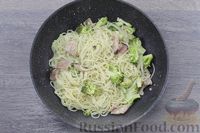 Фото приготовления рецепта: Спагетти с брокколи и беконом в сливочном соусе - шаг №12