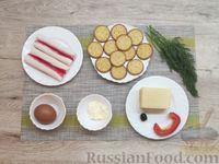 Фото приготовления рецепта: Закуска на крекерах "Кролики", из крабовых палочек, яиц и сыра - шаг №1