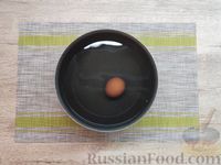 Фото приготовления рецепта: Закуска на крекерах "Кролики", из крабовых палочек, яиц и сыра - шаг №2
