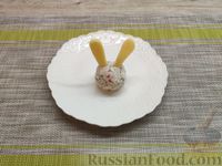 Фото приготовления рецепта: Закуска на крекерах "Кролики", из крабовых палочек, яиц и сыра - шаг №9