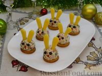 Фото приготовления рецепта: Закуска на крекерах "Кролики", из крабовых палочек, яиц и сыра - шаг №11