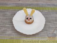 Фото приготовления рецепта: Закуска на крекерах "Кролики", из крабовых палочек, яиц и сыра - шаг №10